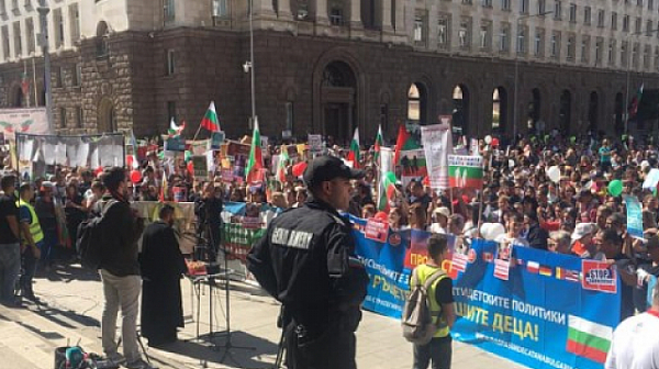 Протест на родители блокира центъра на София