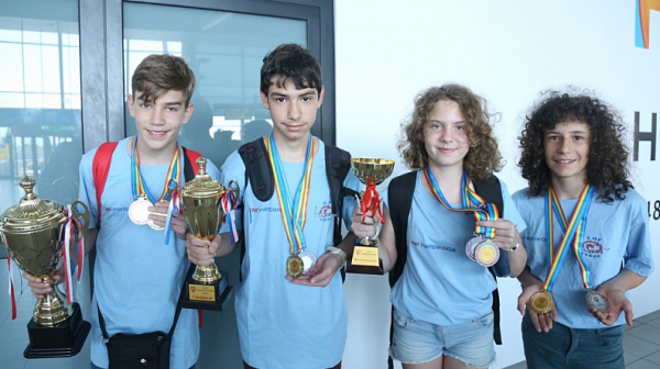 Шестокласници станаха шампиони по математика в Хонконг