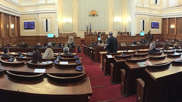 В парламента вкупом пак гласуваха за Пеевски