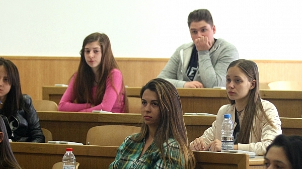 Университетите ни ще приемат над 1000 българи, живеещи в чужбина