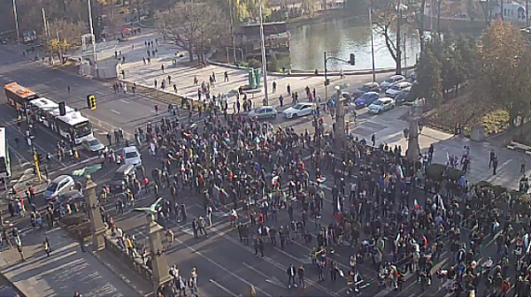 Блокираха центъра на София, протестиращите скандират ”мафия”