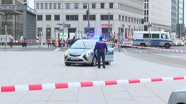 Отцепиха площад в Берлин заради подозрително куфарче