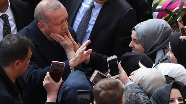 След първото броене: Партията на Ердоган води на изборите в Турция