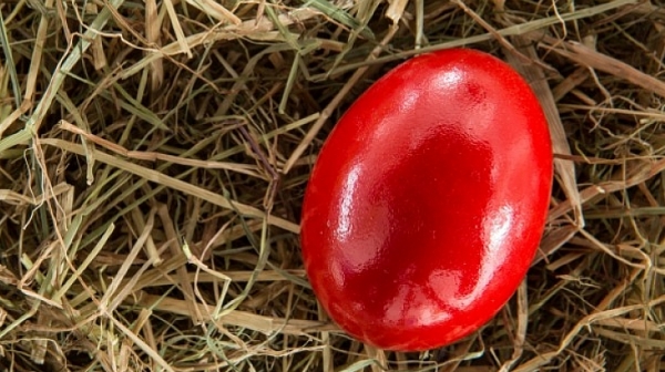 На Светли Четвъртък се търкалят червени яйца за здрави семейства