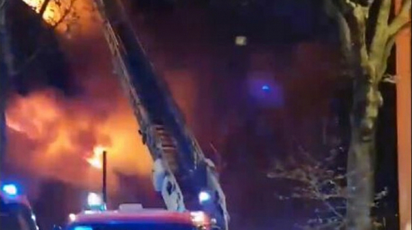 Пожар и експлозия в жилищна сграда в Париж