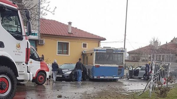 Автобус се заби в къща във Варна, седмина са пострадали