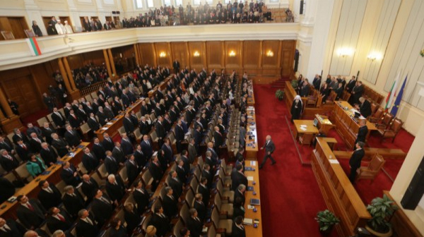 Отложиха дебата за санкциите при отсъствие от парламента
