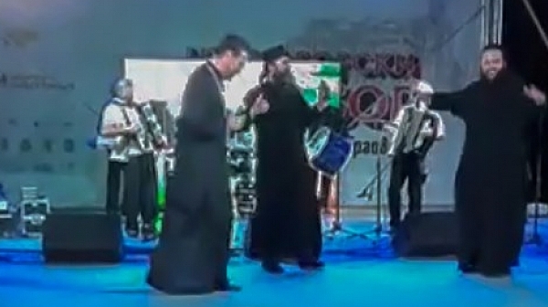 Попове от Гигенския манастир пеят ”Ако умра ил загина!” (видео)