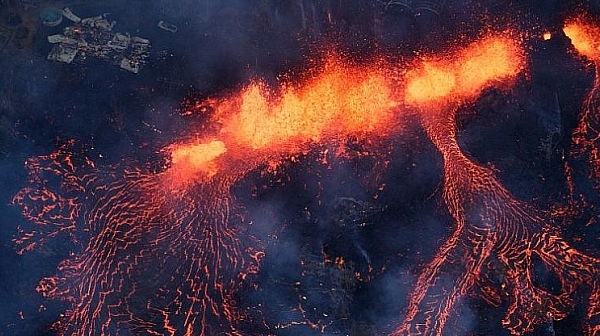 Вулкан разруши около 31 къщи на Хавай