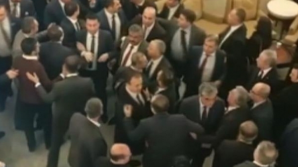 Турски депутати се млатиха в парламента заради промяна в изборните правила