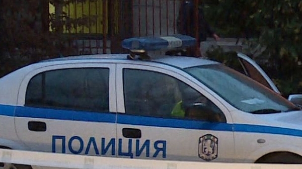 Мъж опитва да се самонарани с нож на улица ”Алабин” в София