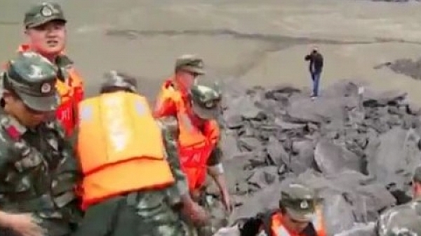 100 души са затрупани от свлачище в Китай