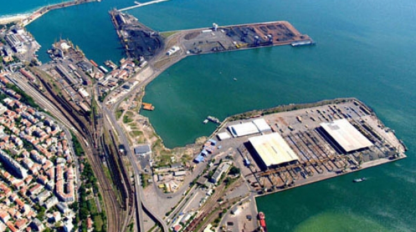 Блокаж на пристанищата във Варна и Бургас заради ураганния вятър