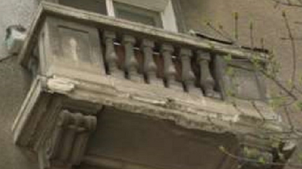 Проверяват терасите на сградата в София, от която се срути мазилка