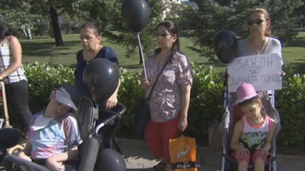 Майки на деца с увреждания отново на протест