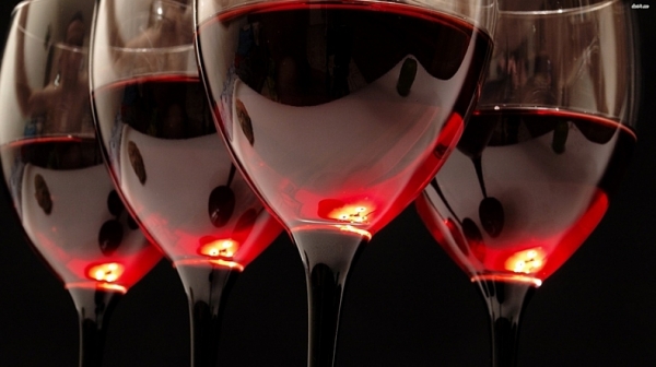 Задават се богати трапези и сбирки – пийти умно, най-добре вино