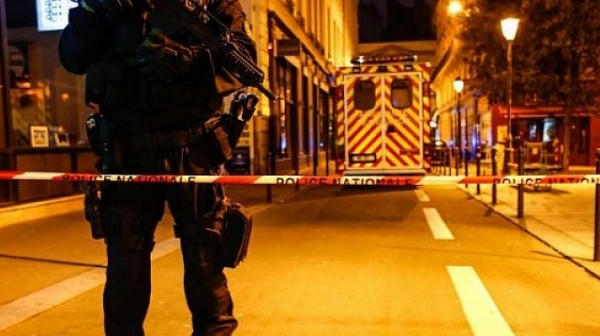 Нападение с нож на гарата в Амстердам, заловен е извършителят
