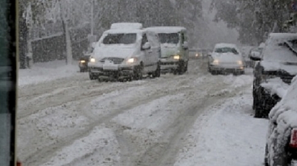 Снегът затрупа хората в къщите без покриви във Враца