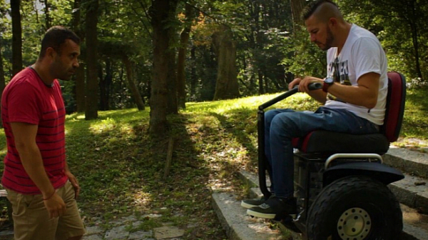 Мъж изкачва Черни върх с инвалидна количка