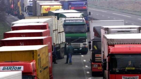 Драма на ”Дунав мост”, километрична колона от камиони