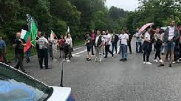 Протест затвори Подбалканския път край Калофер