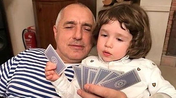 Борисов учи внука си на карти