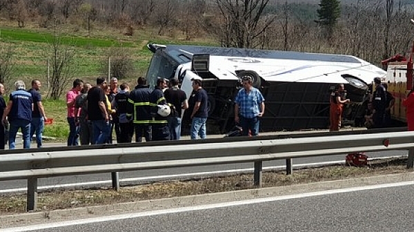 Тежка катастрофа на автобус, шест жертви и над 20 ранени (Обновена + Снимки)