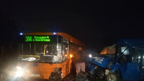 Трима пострадаха при катастрофа между автобус и кола в София