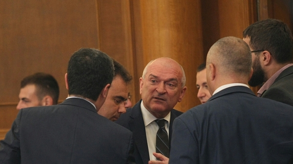 Главчев изгони Гечев от залата в  НС,  депутатите от БСП напуснаха от солидарност