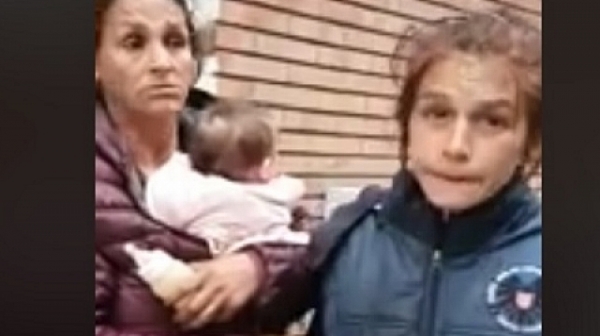 Потресаващо! Клип показва как пияни жени разнасят голо бебе в София (видео)
