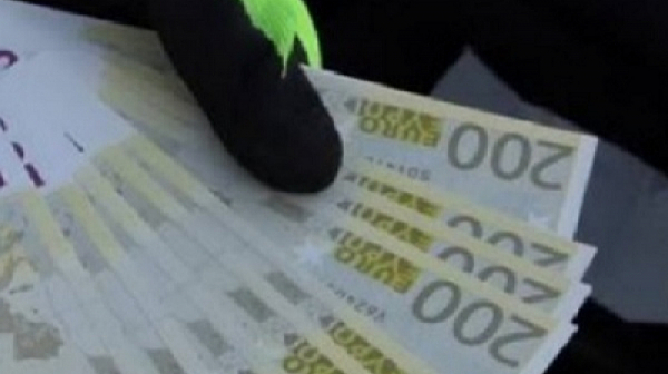 Заловиха група за разпространение на фалшиви еврови банкноти