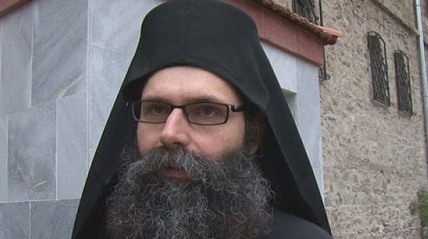 Архимандрит Самуил пое по нареждане от Синода Бачковския манастир