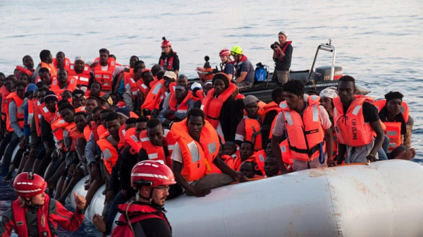 Лодка с бежанци се обърна в Егейско море, поне двама са загинали
