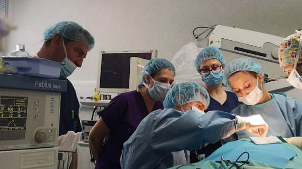 Проведоха уникална операция във ВМА за отстраняване на раково образование