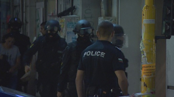 Бивш полицай се е барикадирал в дома си в Поморие