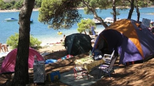 В Гърция дерат с глоби за палатки извън къмпингите