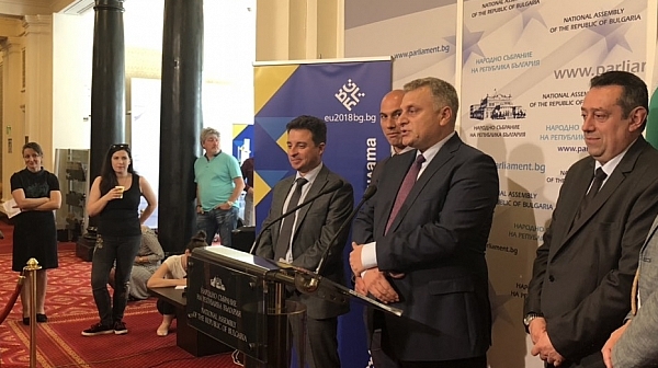 Петър Курумбашев: Изявленията за окончателна капитулация няма да помогнат в преговорите за Пакета за мобилност