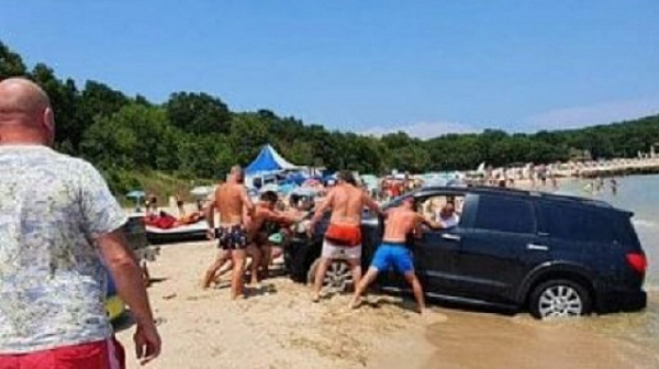 Глоба на концесионера на плаж Перла, допуснал автомобил до водата