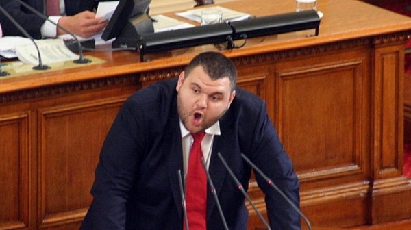 Пеевски излезе на светло и нападна евентуалните противници на внесения от ДПС закон за КТБ