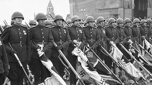 Нацисти участват в парада на Червения площад през 2005 г.