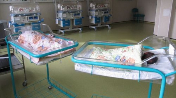 Мазилка падна до новородено в болница