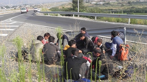 Нови групи мигранти напират към България и Гърция