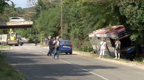 Трима пострадаха при катастрофа между автобус и багер във Варна