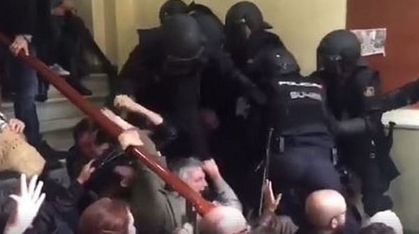 Сблъсъци в Каталуния. Полицията бие хора в изборните секции