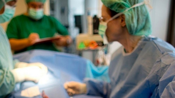 Повреда в оборудването попречи на френски хирург да помогне на две жени у нас