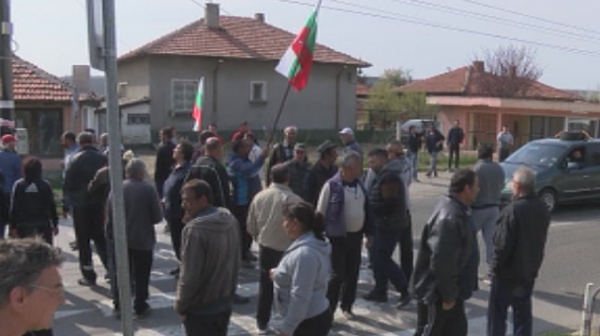 Жители на село Конуш блокираха пътя Хасково - Кърджали