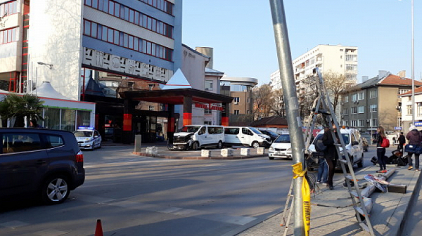 Автобус на градския транспорт изкърти светофари в Пловдив