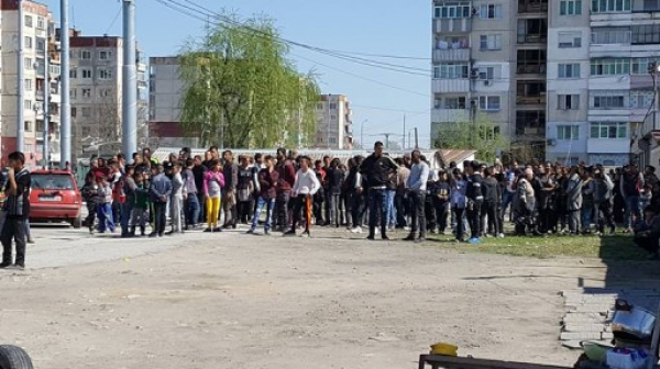 Размирици в ”Столипиново”, полицията влезе в квартала