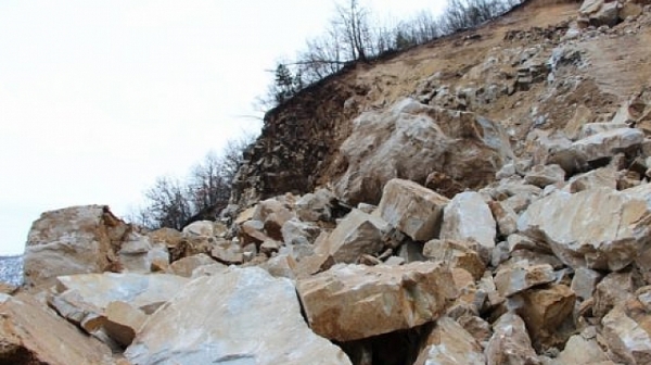 Геолози решават как ще бъде укрепено срутището край Смолян