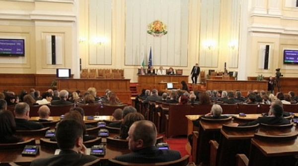 Скандал в парламента за предложението от 300 лв. минимална пенсия